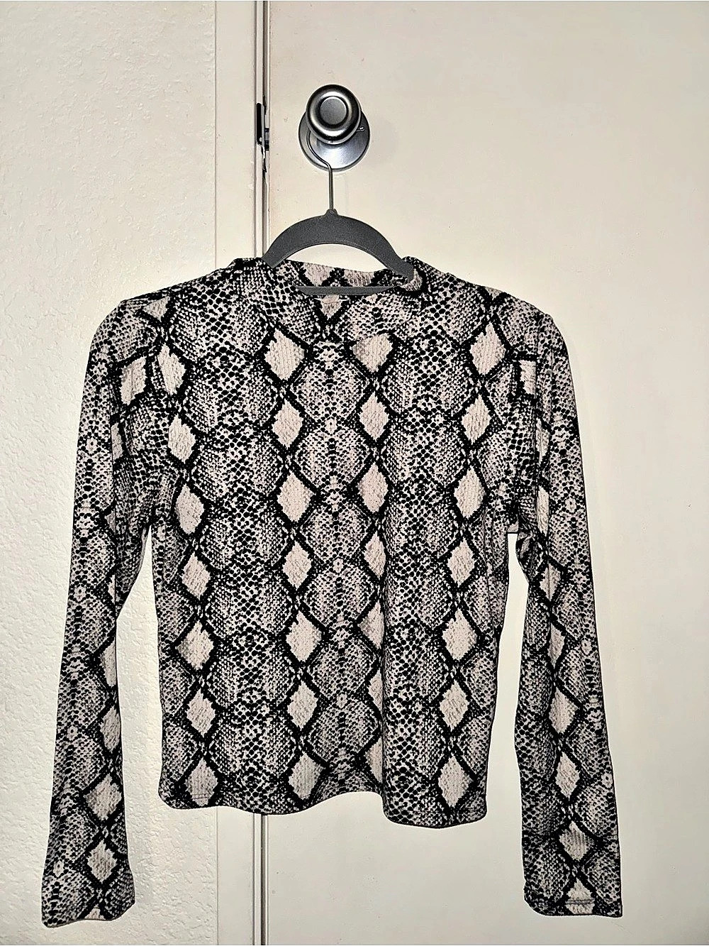 Long Sleeve Animal Print Top in Black & Gray Like New